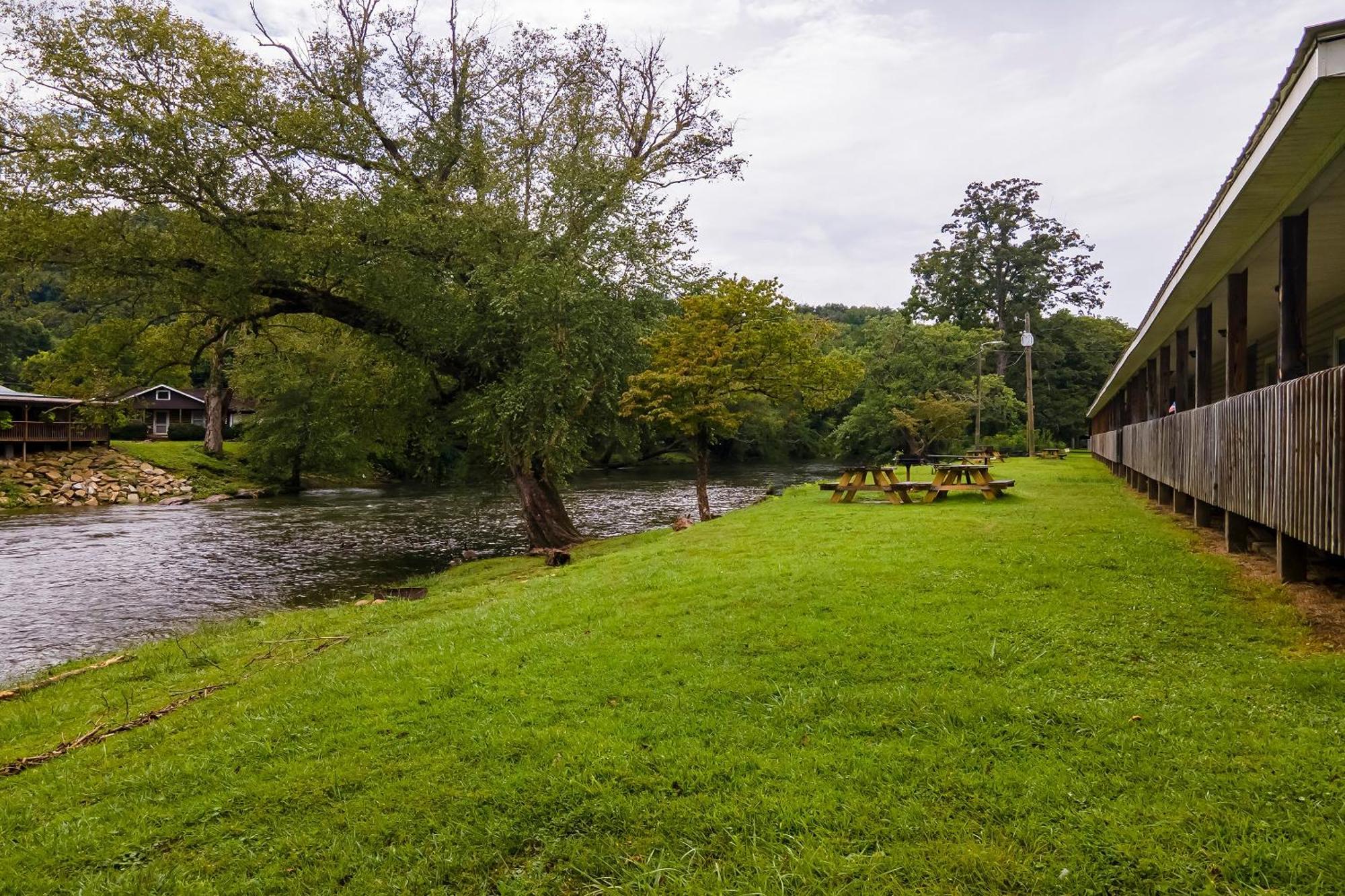 Lloyd'S On The River Country Inn By Oyo Bryson City Kültér fotó